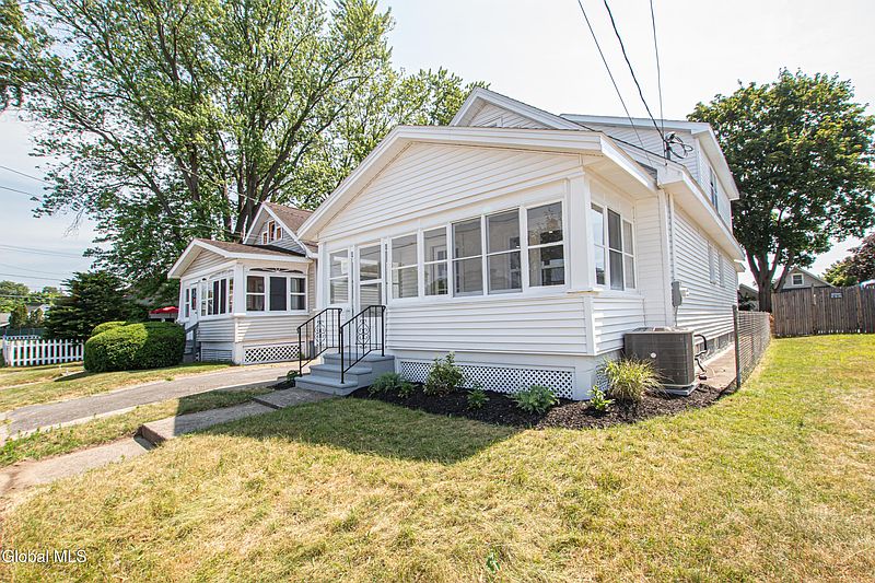 2nd image of 1628 Hawthorne Street