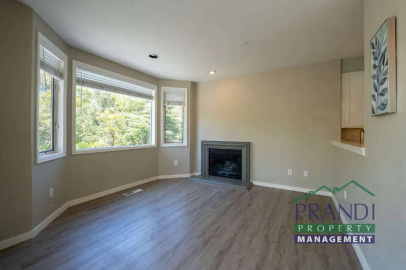 3 bed, 2.0 bath, 1397 sqft, $4,800 — Photo 2