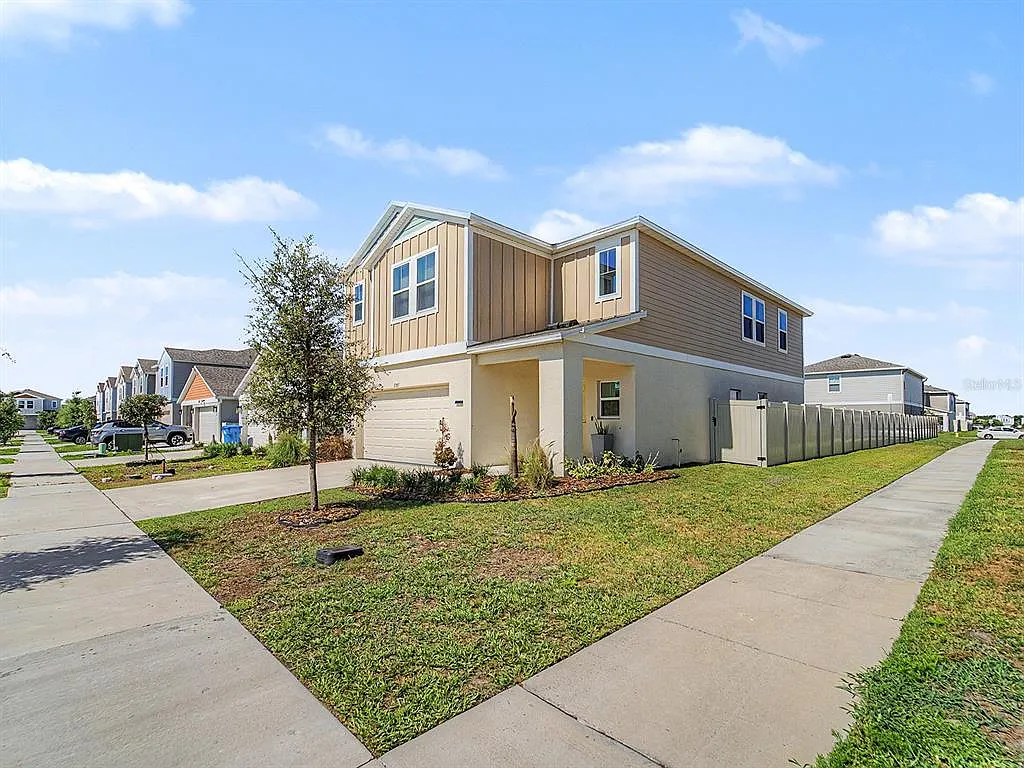 5 bed, 3.5 bath, 2470 sqft, $2,900 — Photo 2