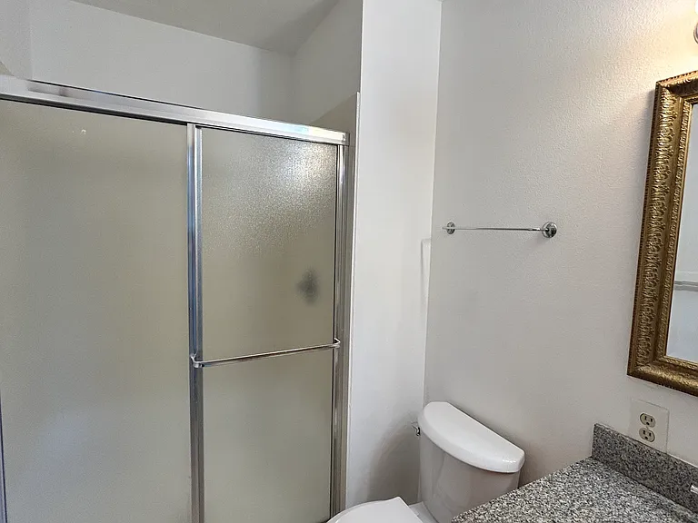 Bathroom (Master bedroom)