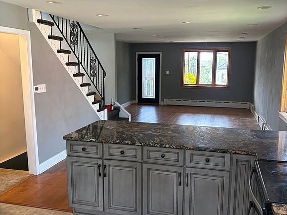 5th image of 422 Coates St