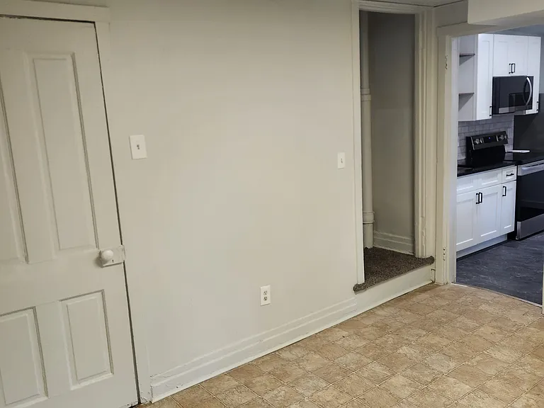 327 E Scull St — Photo 5