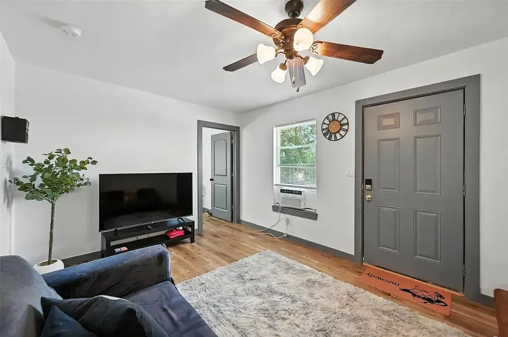 Charming 2BR Single-Family Home in Arlington with Comfort & Space — Photo 4