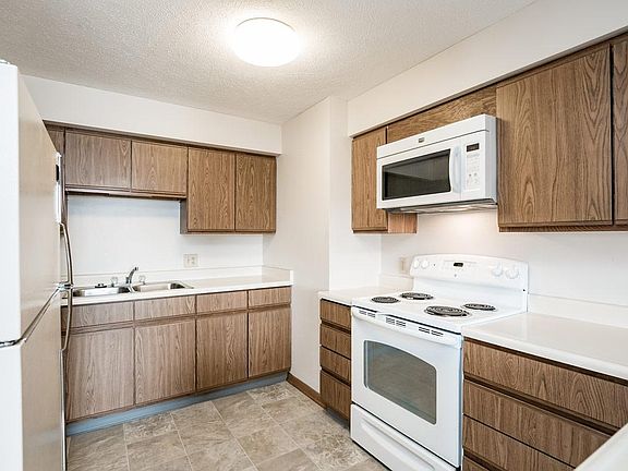 2nd image of 208 E 5th St APT 3D