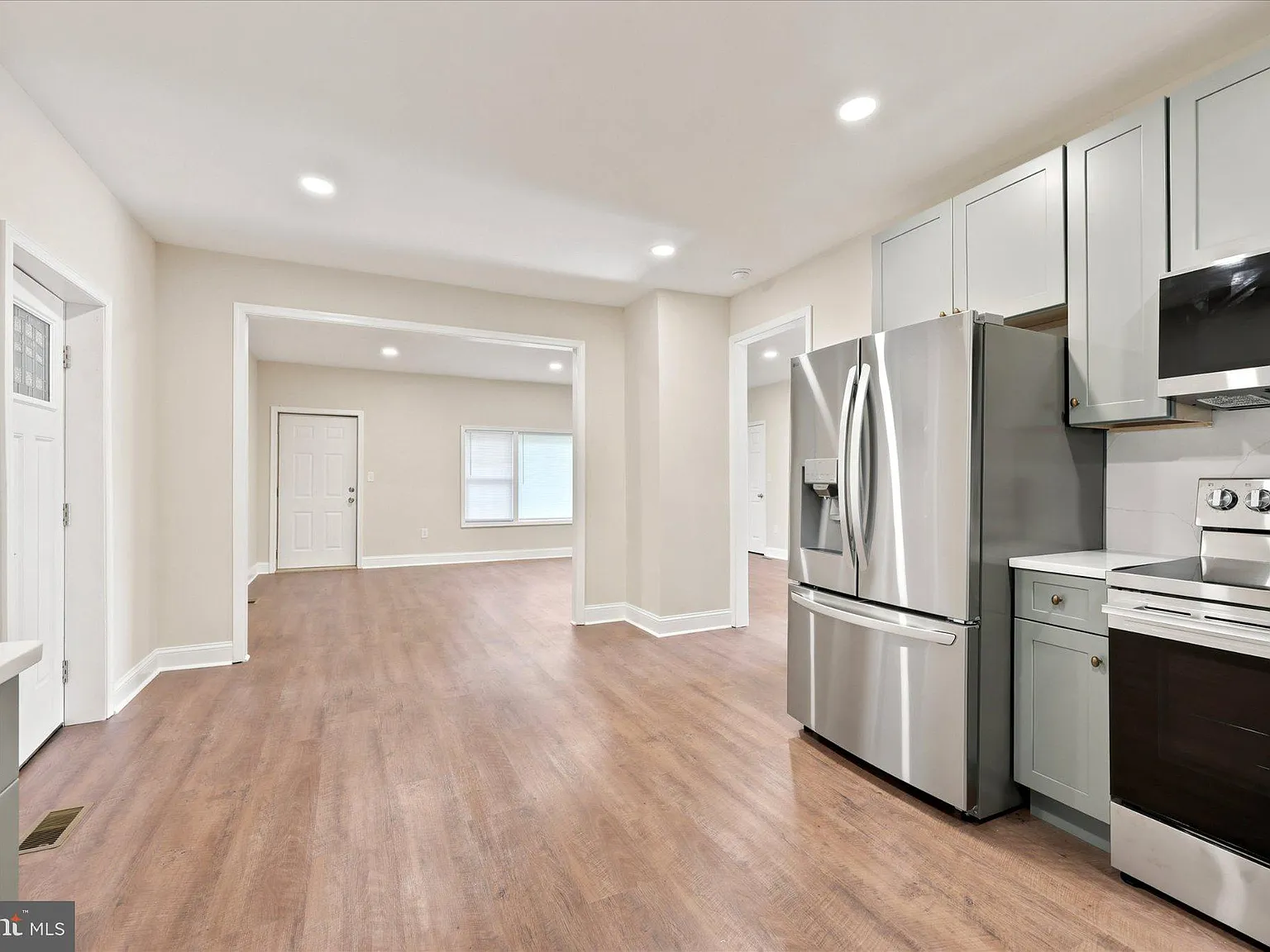 3 bed, 1.0 bath, 1286 sqft, $3,495 — Photo 4