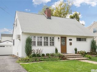 2662 Riverside Ave, Merrick, NY 11566