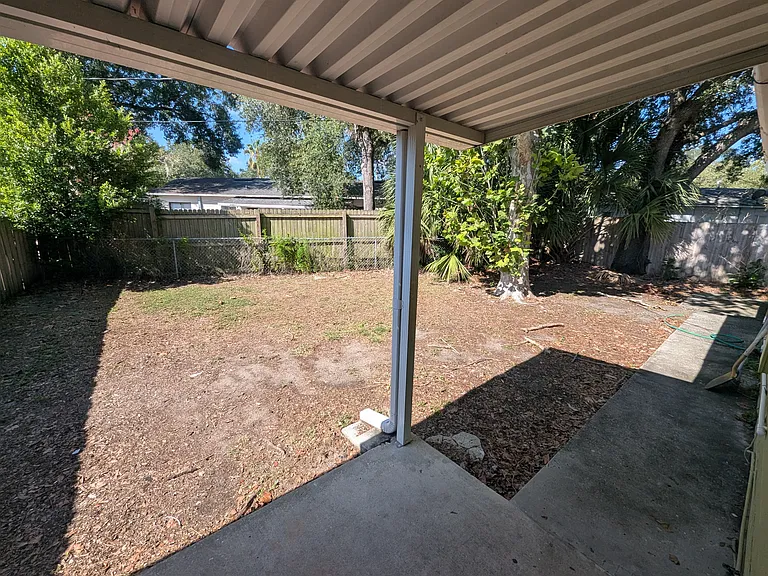 1039 E Walnut St — Photo 12