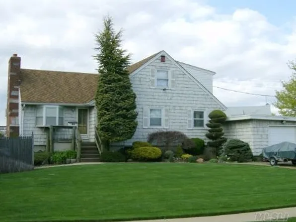 2626 Riverside Dr, Wantagh, NY 11793