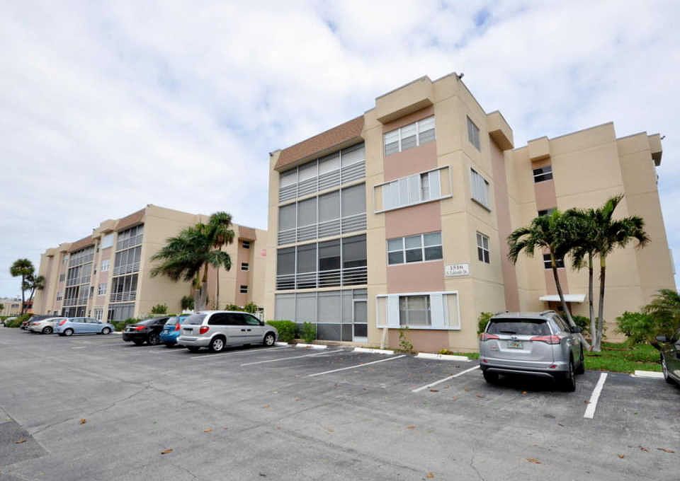 1st image of 1516 S Lakeside Dr APT 408