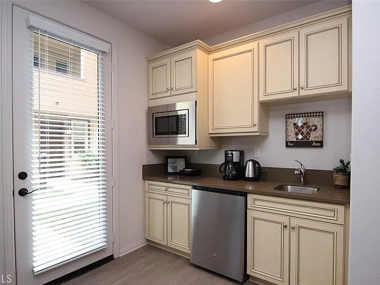 1330 Clementine Way #A — Photo 2