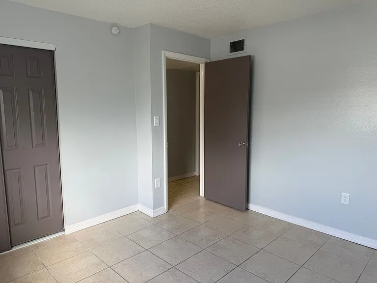 Manatee Bay Apartments — Photo 32