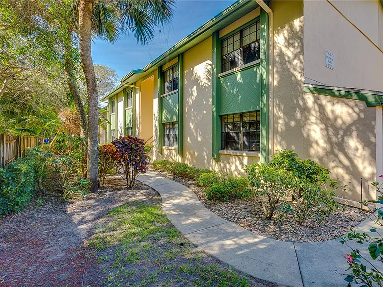 910 E Causeway Blvd #B5 — Photo 2