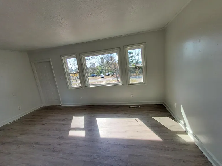 2147 Sassafras Rd — Photo 2