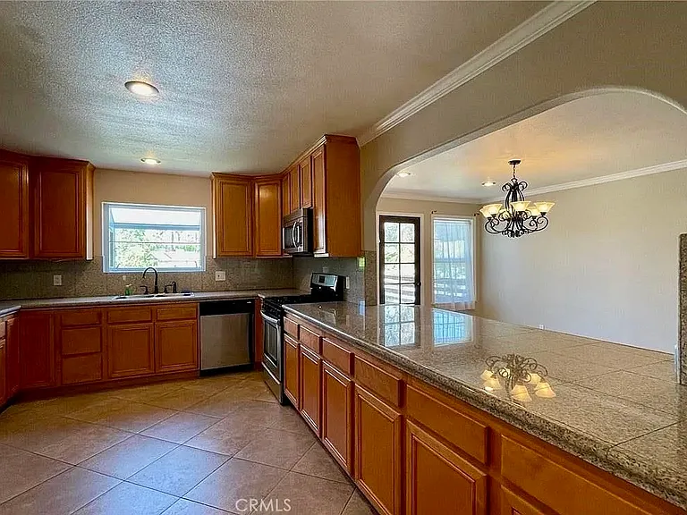 1049 Evergreen Ct — Photo 13