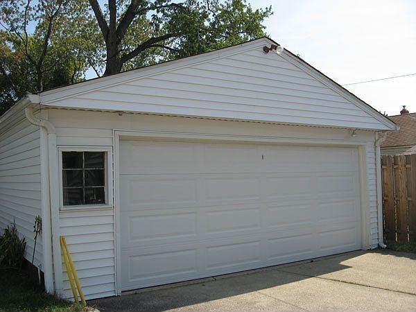 2nd image of 4845 Ridge Rd