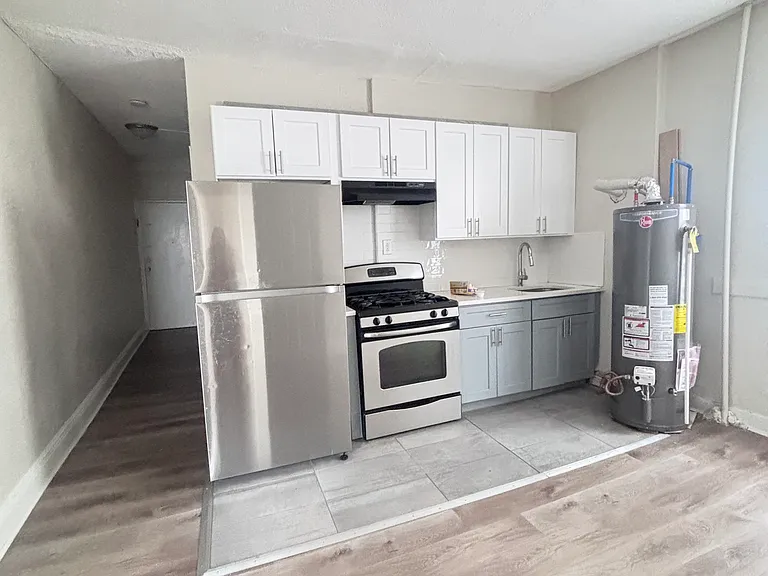672 Grand St #C — Photo 5