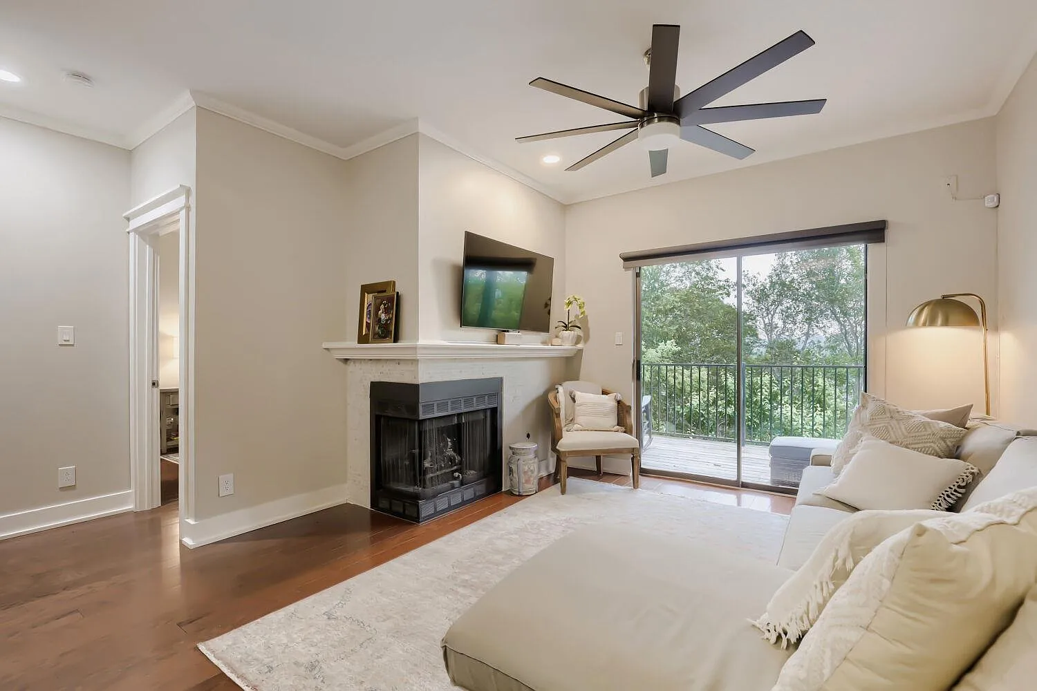 2 bed, 2.0 bath, 894 sqft, $2,400 — Photo 2