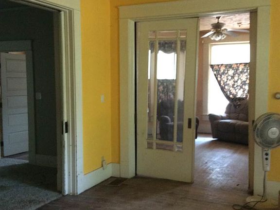 3rd image of 209 N Van Buren St
