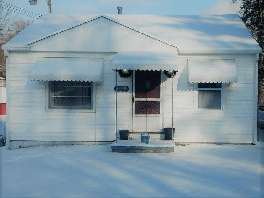 Fully renovated 2 bedroom Hobby Farm, almost 1 acre! Minute