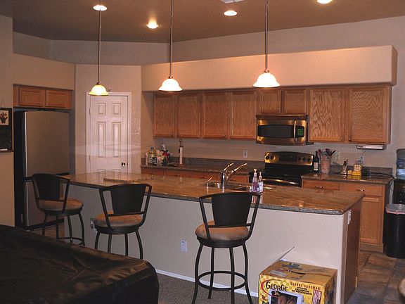 Kitchen w/breakfast bar