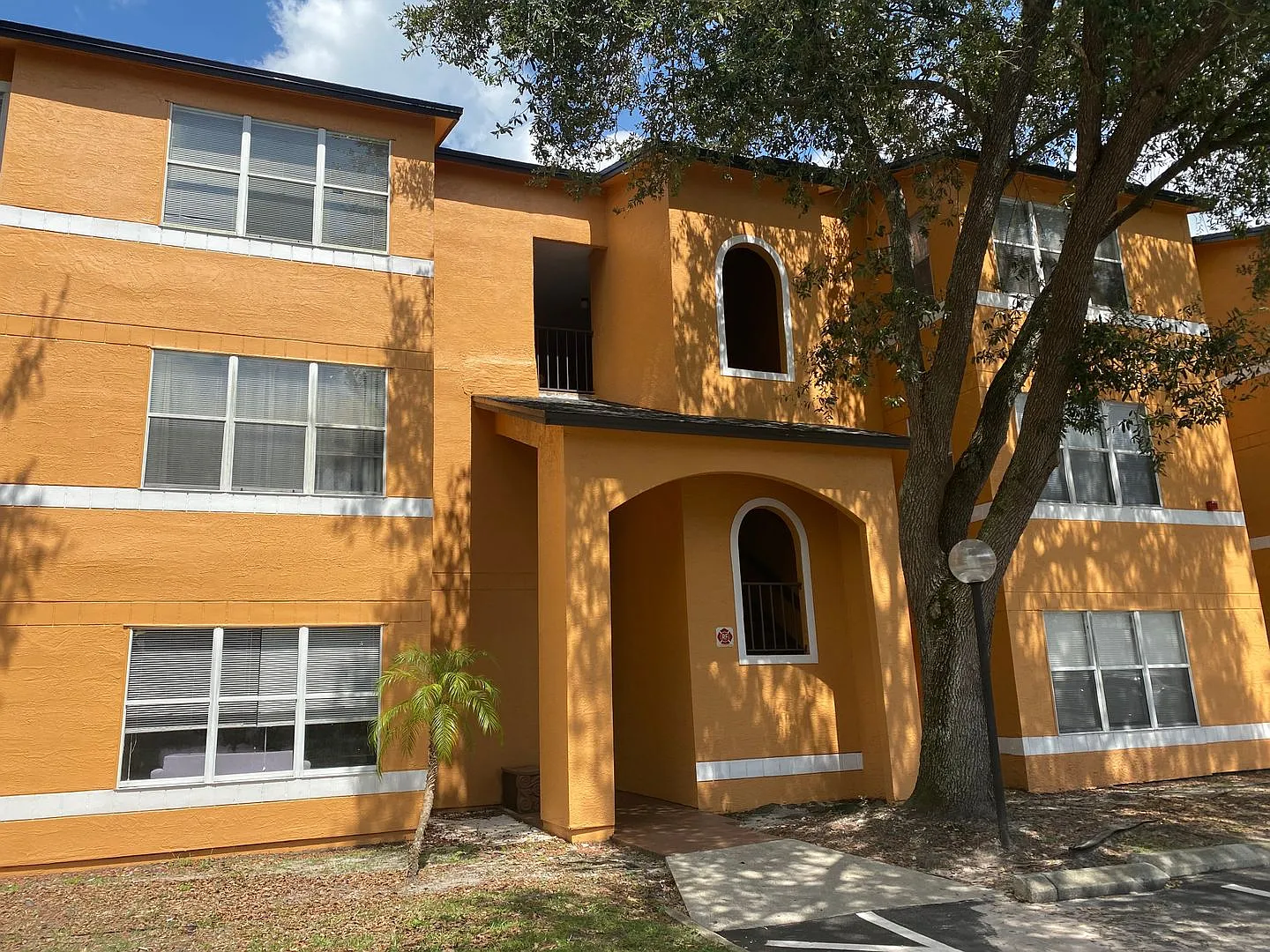 Spacious third floor unit located in the gated community of Venetian place — Photo 1