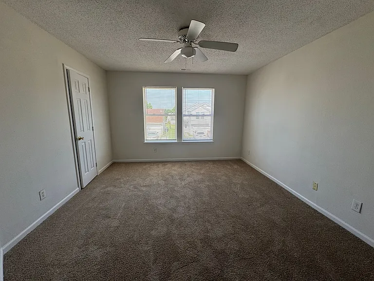 1209 Porchester Ln — Photo 13