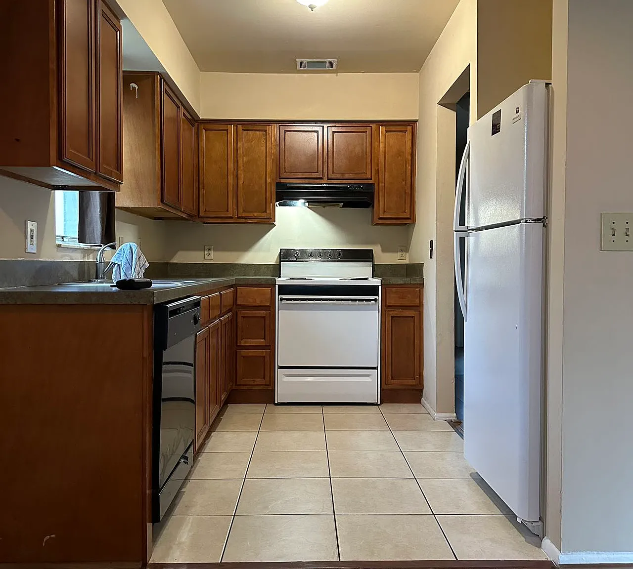 2 bed, 1.5 bath, 800 sqft, $1,150 — Photo 3