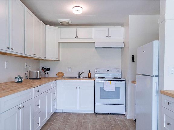 3rd image of 4833 Crow St