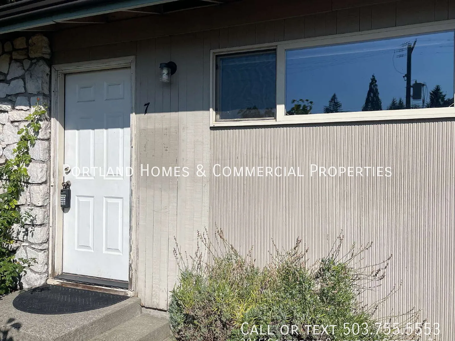 2 Bedroom / 1 Bathroom Ground-Floor Apartment on SE Gladstone — Photo 1
