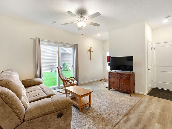 4th image of 39812 Fallbrook Ave