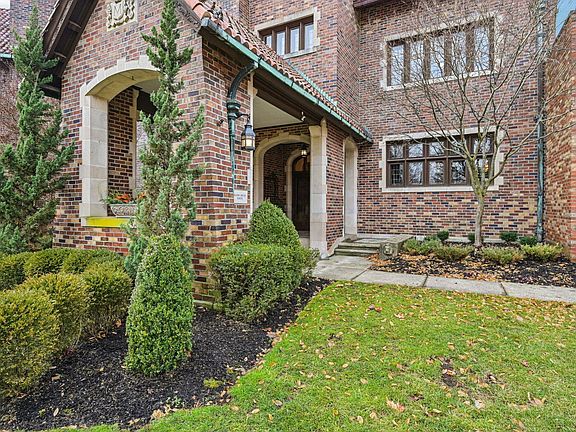 3rd image of 1427 Roxbury Rd