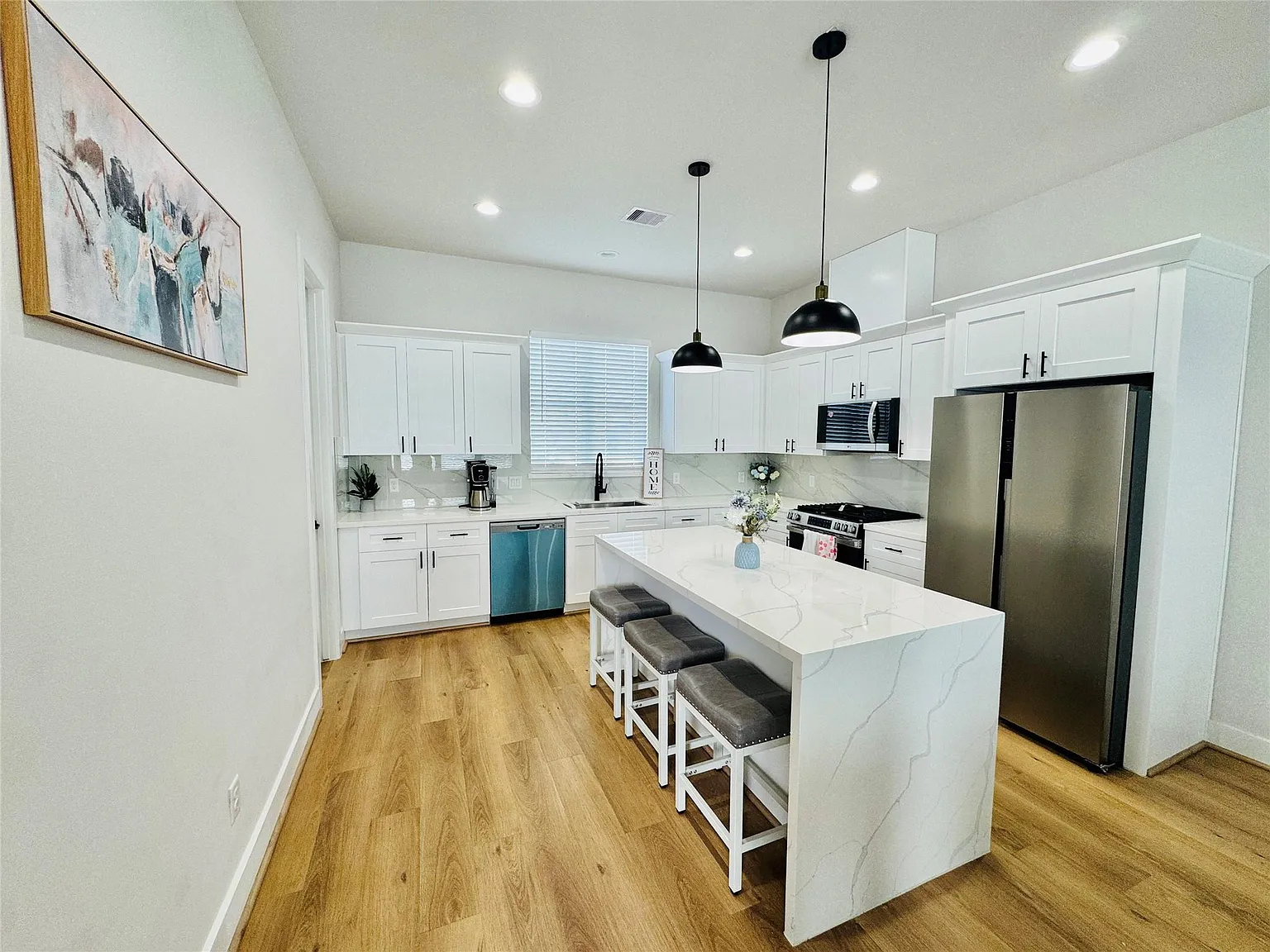 3 bed, 3.5 bath, 1926 sqft, $2,500 — Photo 1