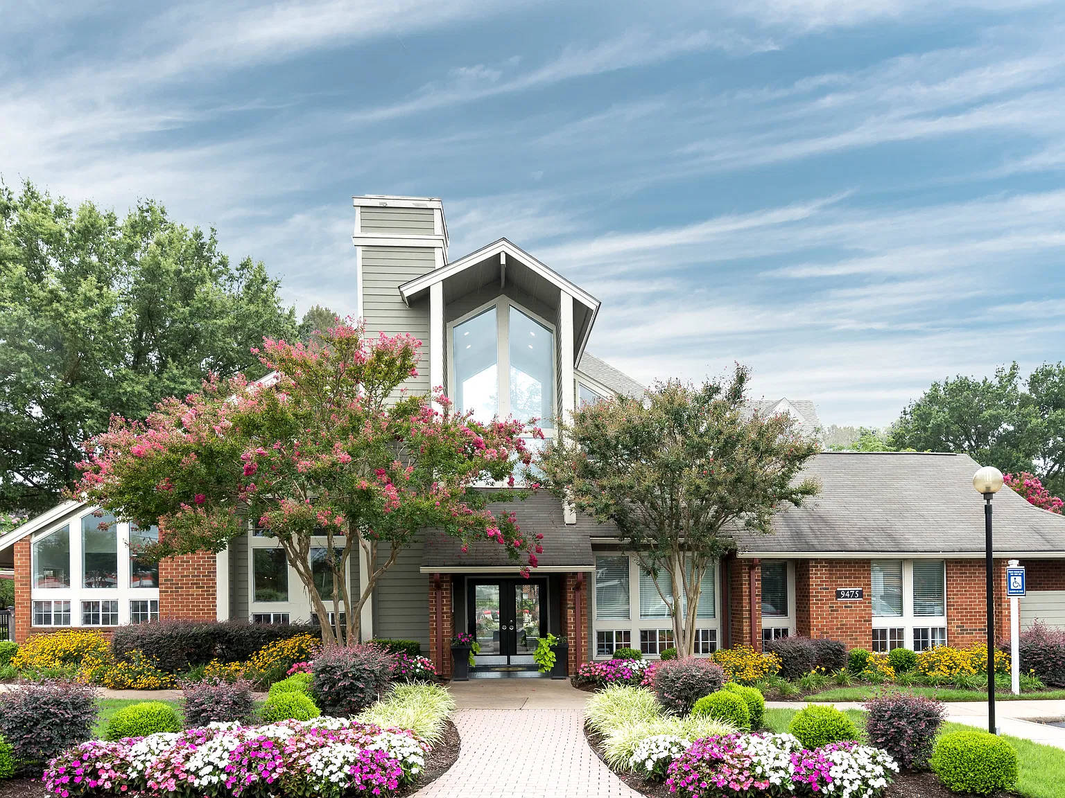 Broadmoor Apartments — Photo 1