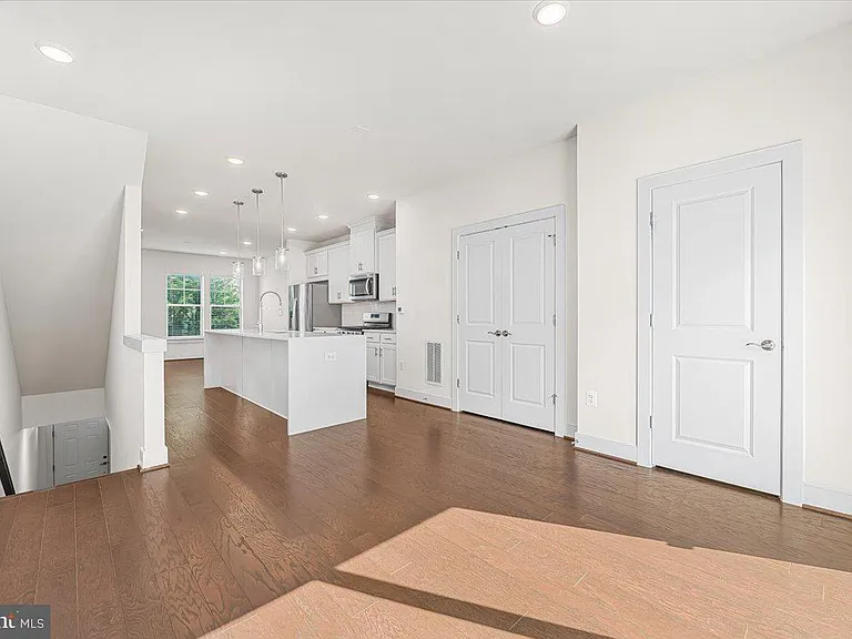 115 Dickenson Dr — Photo 14