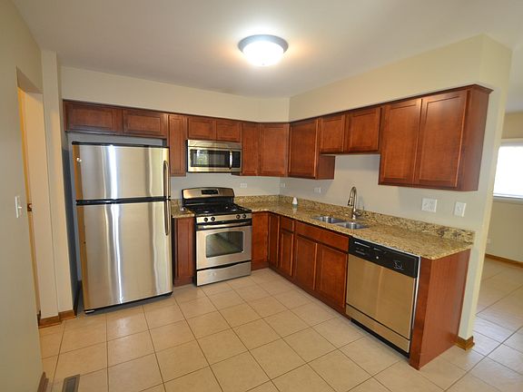 3rd image of 815 W Country Dr