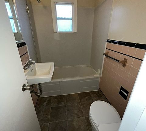 3rd image of 435 NE Oak St #4-1-2