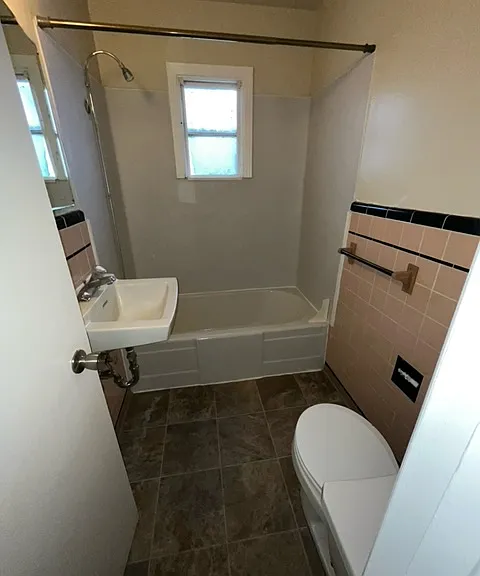 435 NE Oak St #4-1-2 — Photo 3