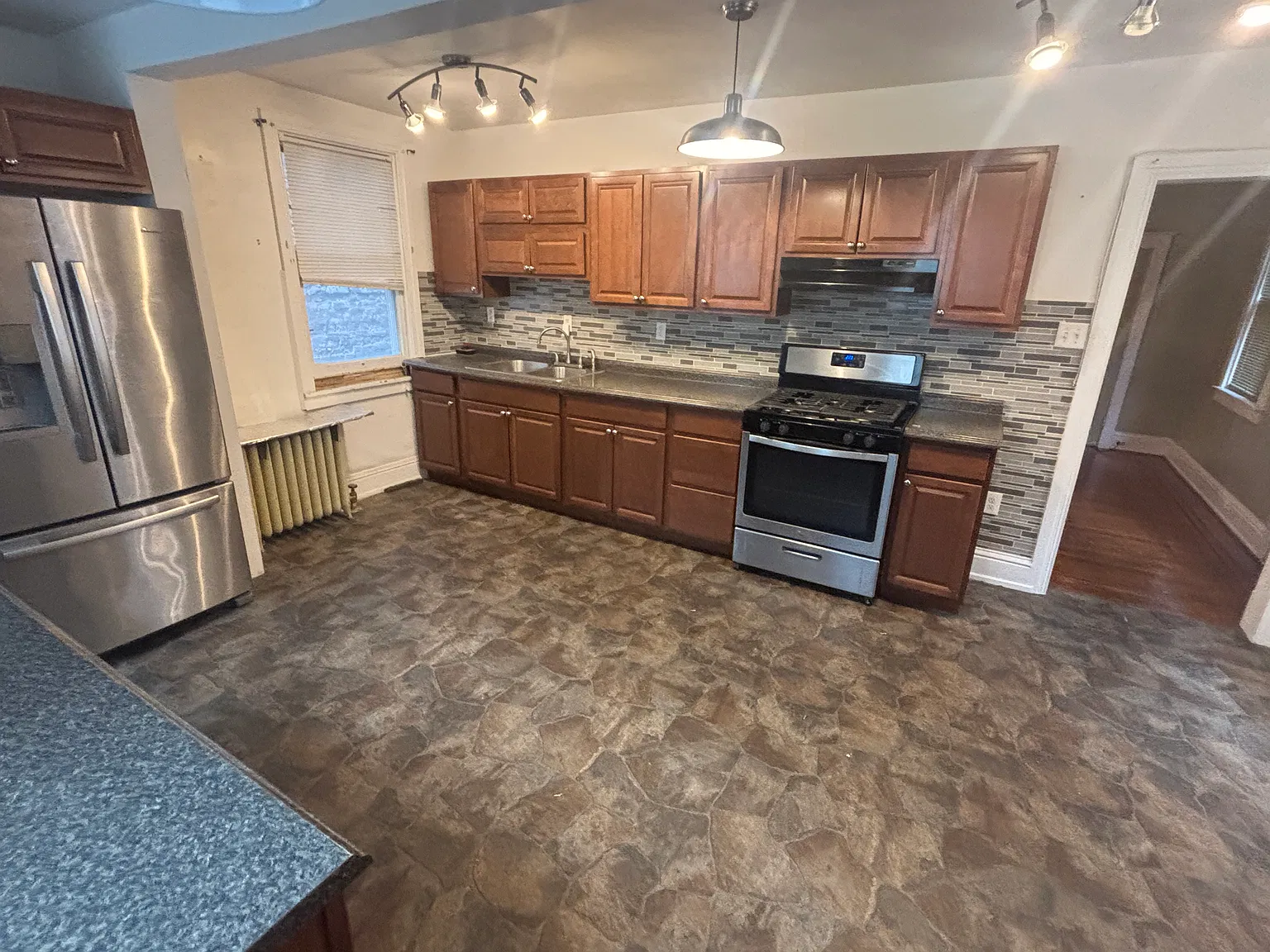 5 bed, 1.5 bath, 1800 sqft, $1,295 — Photo 4