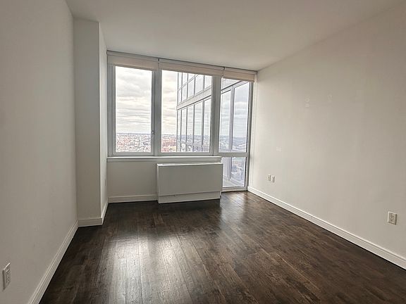 5th image of 309 Gold St #C