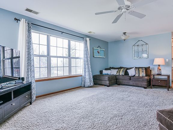 5th image of 415 Gloria Ln