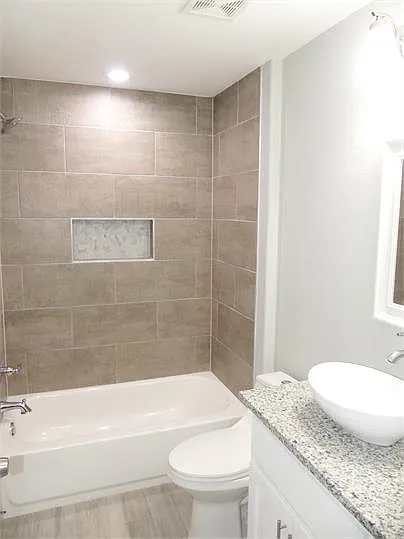 608 E College St #610 — Photo 31