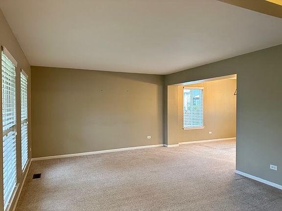 4th image of 1044 Lakewood Cir