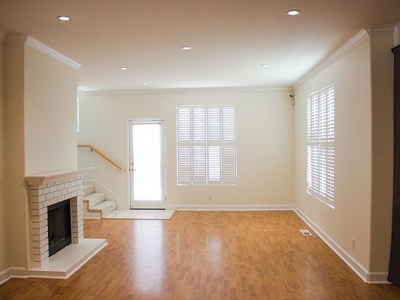 3rd image of 2 Larisa Oaks Pl