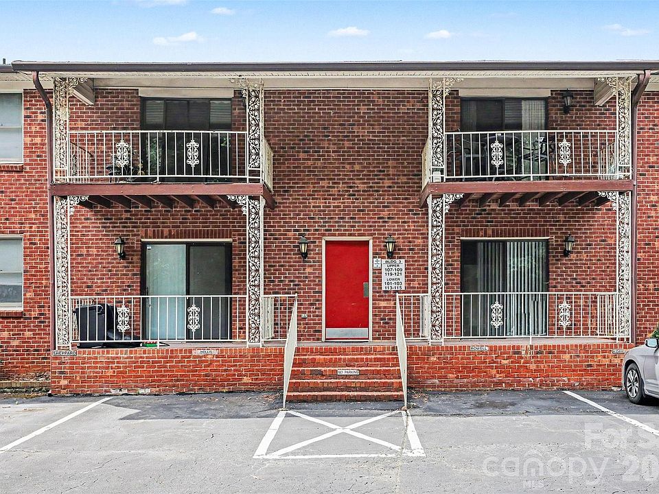 1st image of 121 Carriage House Dr