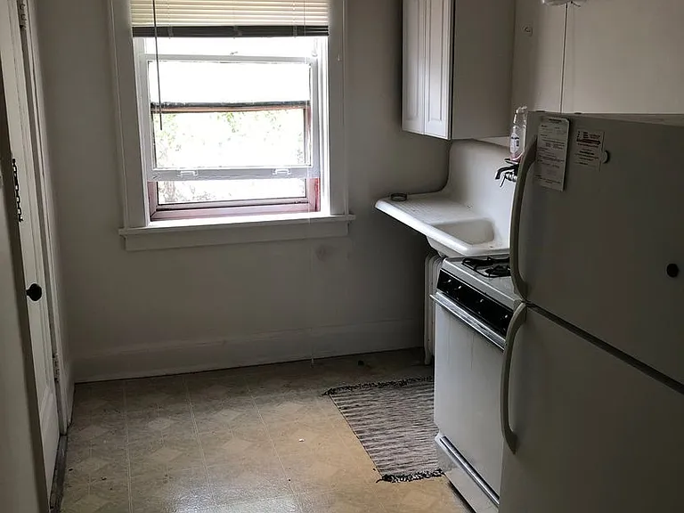 Newport Manor — Photo 22
