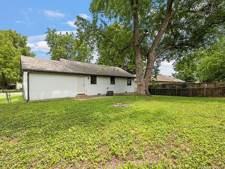418 W Olive St — Photo 26
