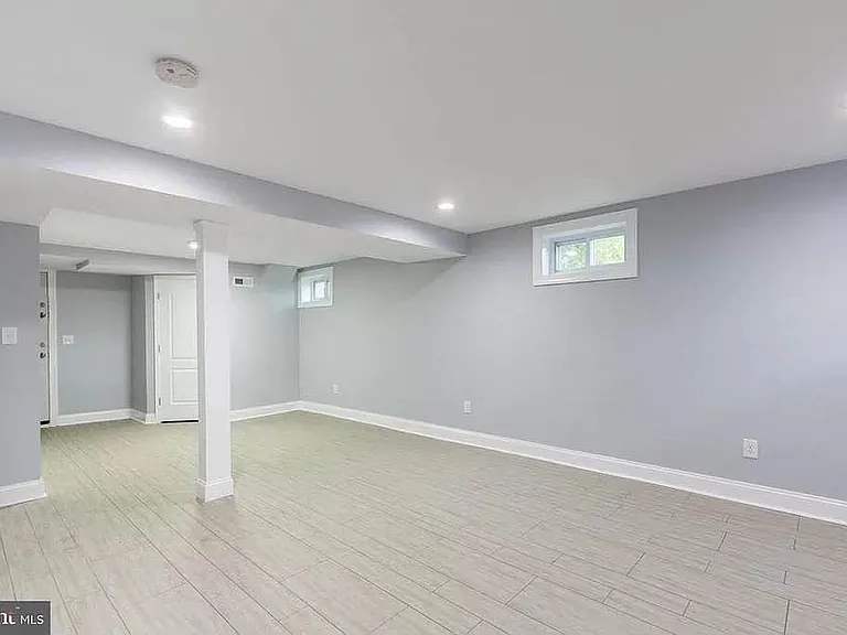 837 Tolna St — Photo 15