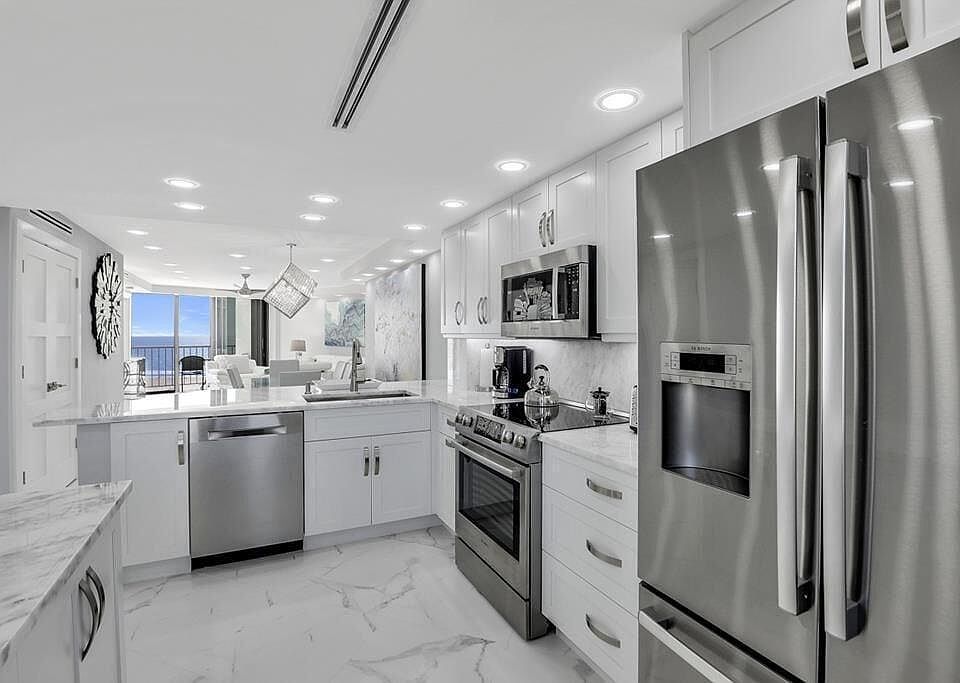1st image of 440 Seaview Ct APT 606