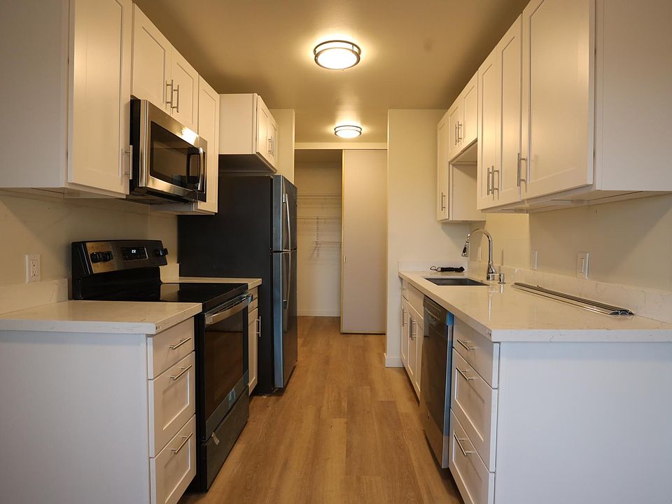 Kitchen with NEW appliances