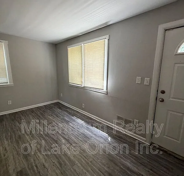 735 E Milton Ave — Photo 3